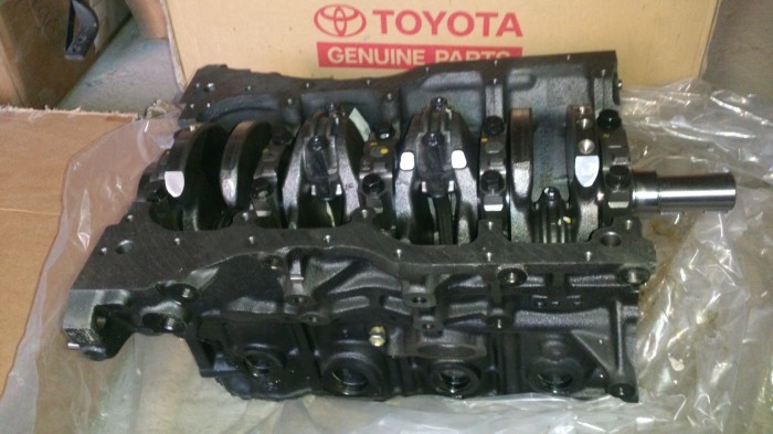 Блок цилиндров двигателя 1140074450 TOYOTA AVENSIS