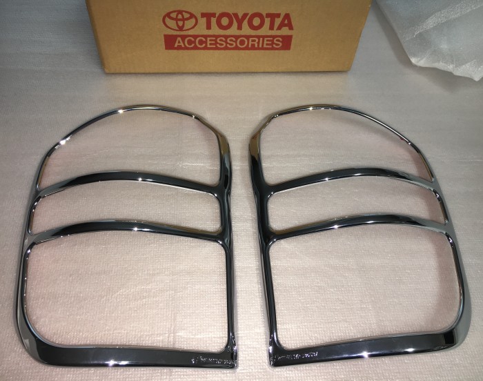 Хромированные накладки задних фонарей TOYOTA RAV4 PZ415X0994ZB 2000-2005