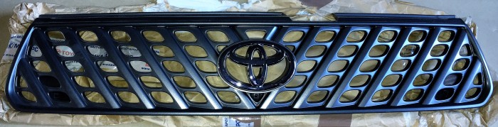 Решетка радиатора TOYOTA RAV4 2000 - 2003 0842342820