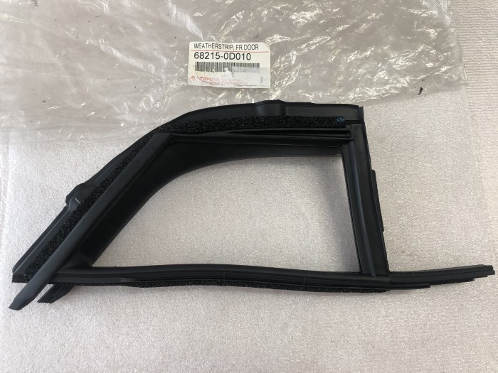 Уплотнитель стекла передней правой двери TOYOTA Yaris P90 682150D010