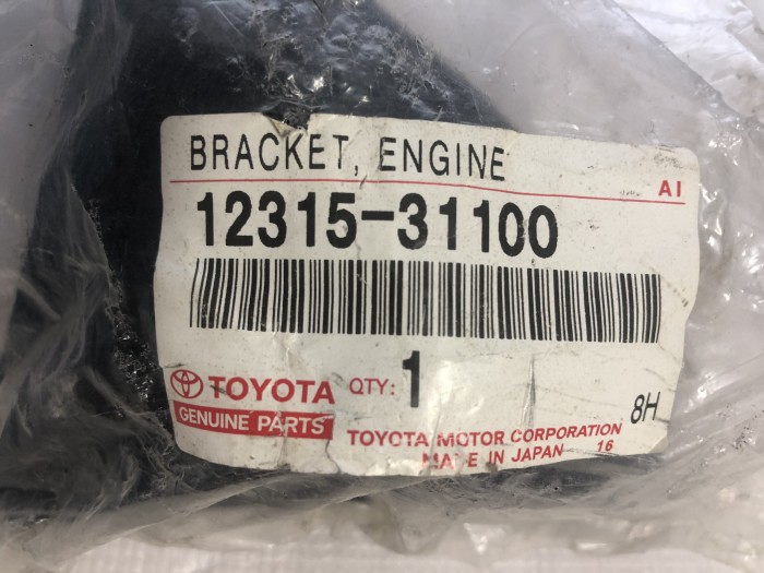 Кронштейн двигателя правый TOYOTA 1231531100