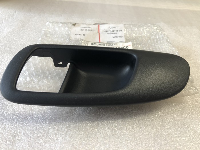 Накладка ручки передней правой двери TOYOTA Corolla E100 6927712110C0