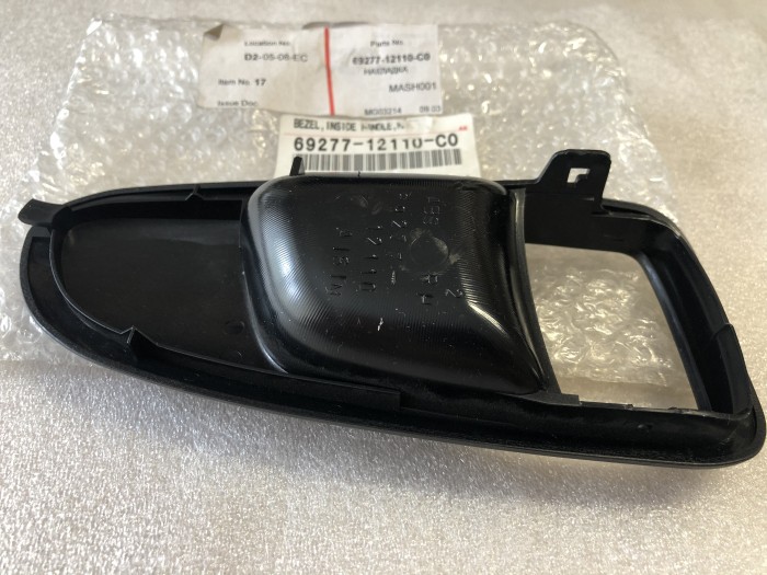 Накладка ручки передней правой двери TOYOTA Corolla E100 6927712110C0