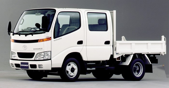 Поворотник левый TOYOTA Toyoace 4WD Double Cab '1999–2002 8152187014