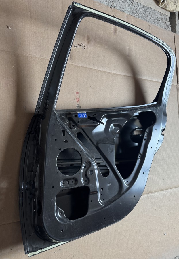 Дверь задняя правая Peugeot 206  9008.A5